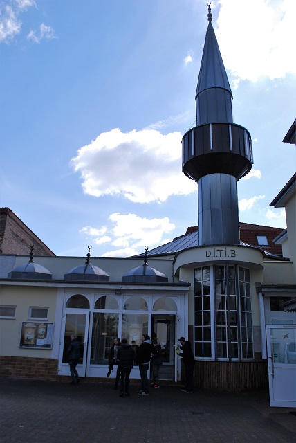 Die Moschee von Auen mit Minarett